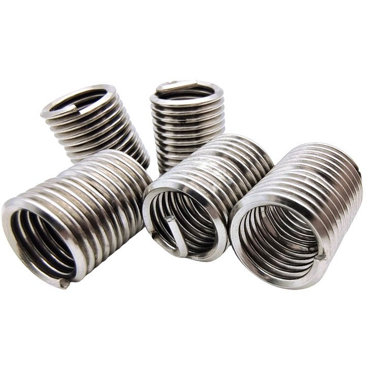 問題四：螺栓擰入裝好螺套的孔的過程中，螺套隨螺栓一起旋轉？